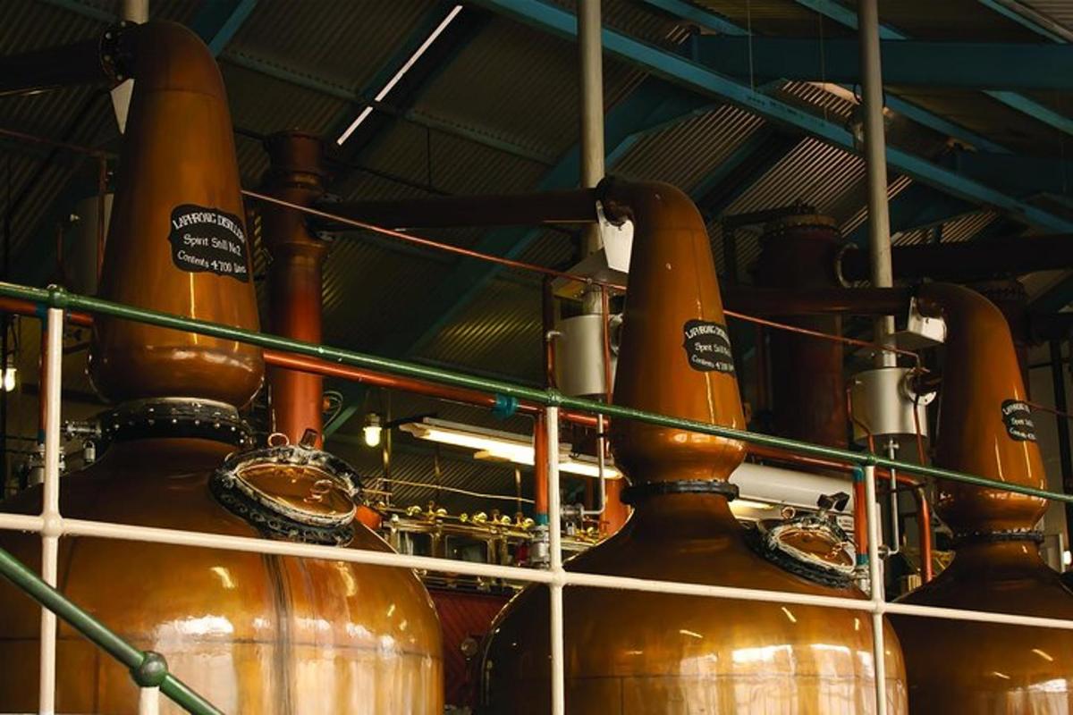 una fila di serbatoi di birra in un birrificio
