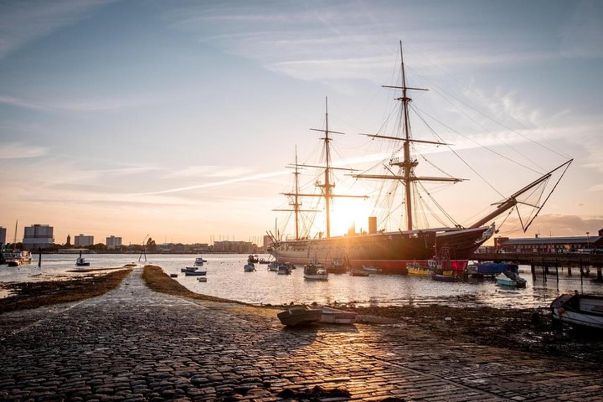 un grand navire est amarré dans un port
