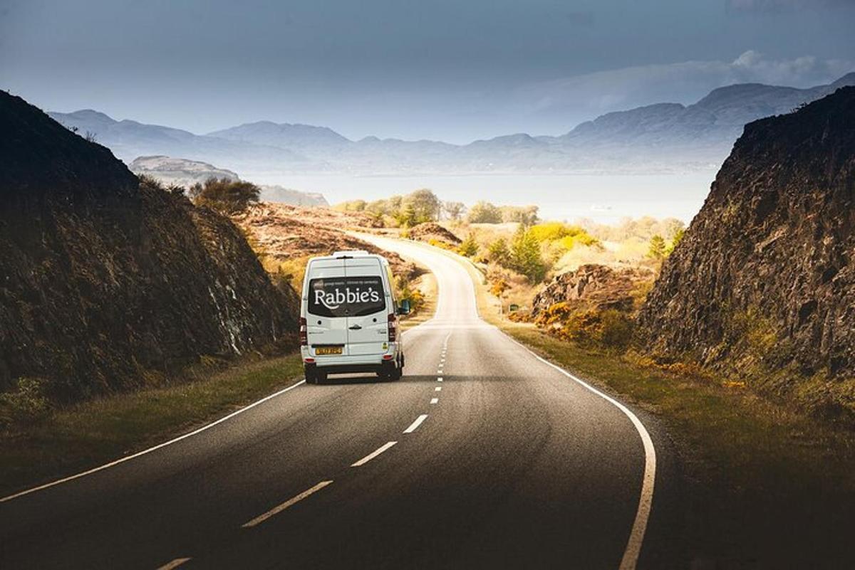 un camion roule sur une route sur une autoroute