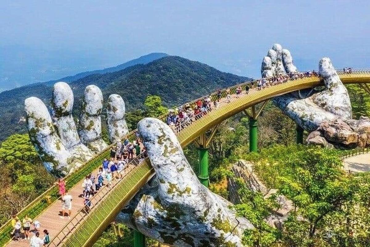 거대한 손 앞에서 다리를 건너는 사람들의 무리