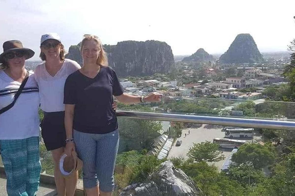 Τρεις γυναίκες στέκονται στην κορυφή ενός βουνού