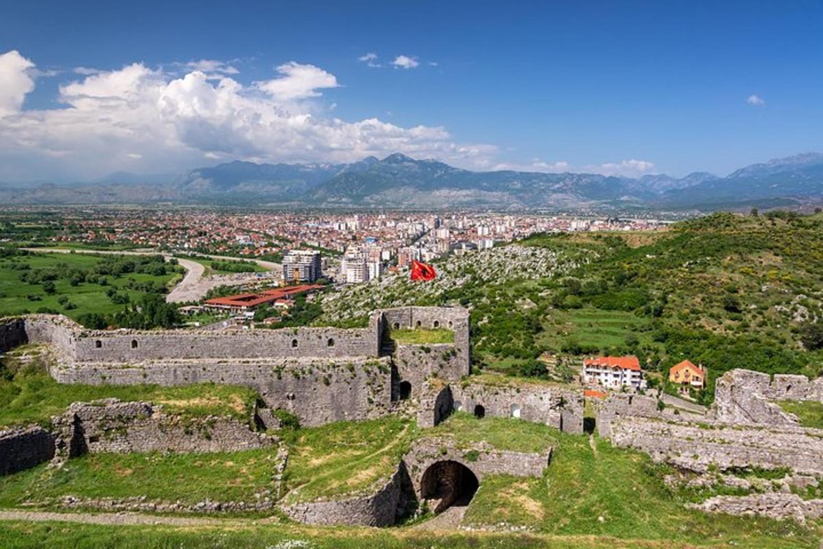 un castell dalt d'un turó amb una ciutat al fons