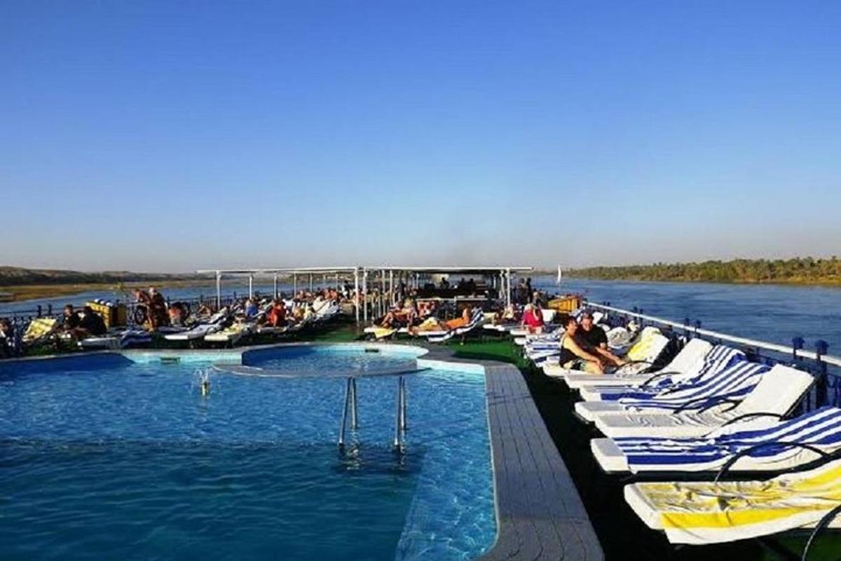 un grup de oameni așezați pe scaune într-o piscină