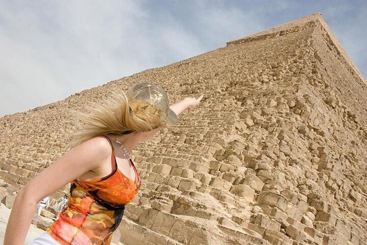 una donna in piedi davanti a una piramide