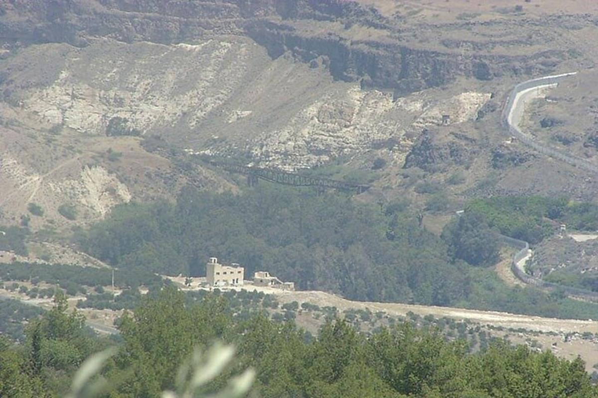 ein Haus auf einem Hügel mit einem Berg