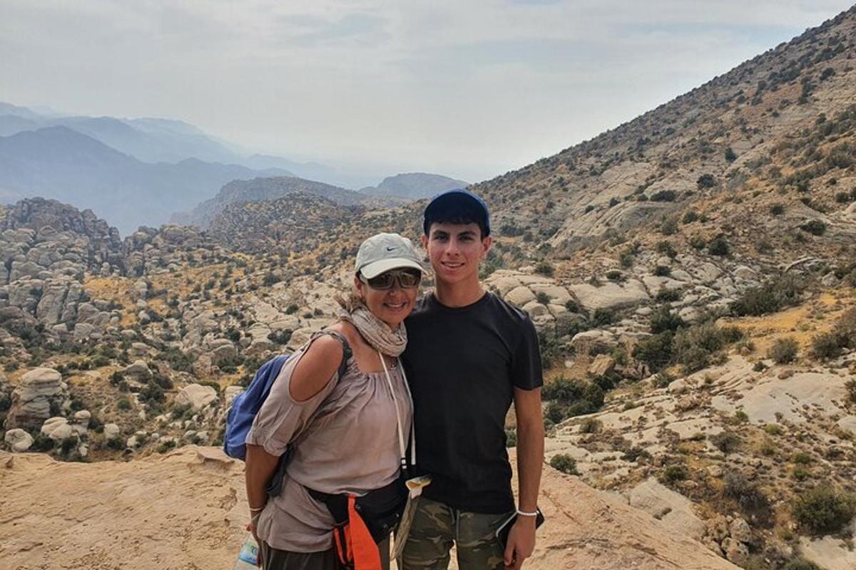 ein Mann und eine Frau stehen auf einem Berggipfel