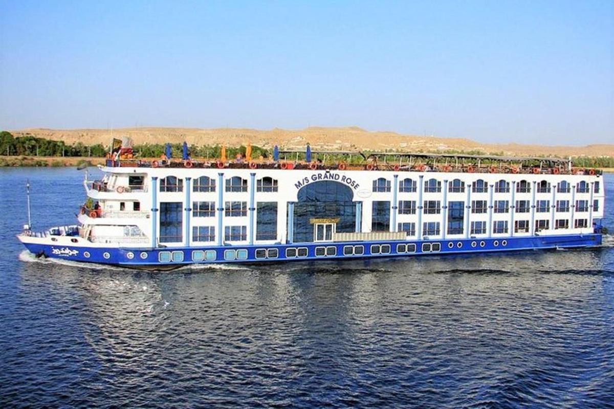 um grande barco na água com um hotel