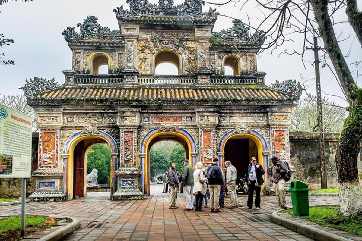 một nhóm người đứng trước một tòa nhà