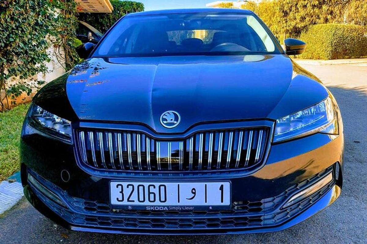 modré auto je zaparkované na príjazdovej ceste