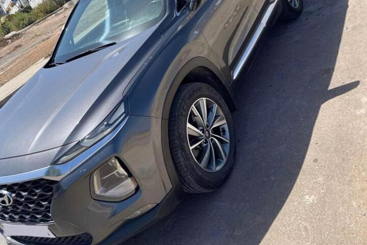 modré auto zaparkované na kraji cesty