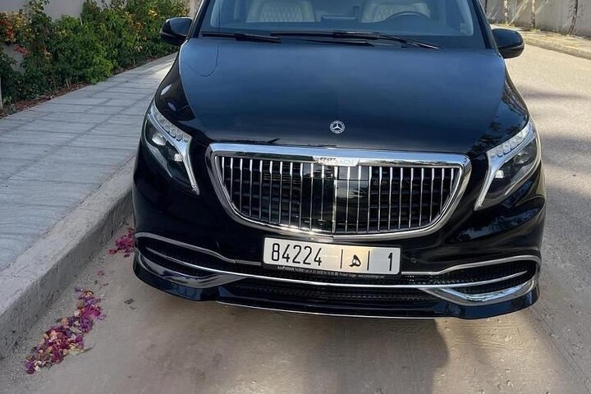 čierne auto zaparkované na kraji cesty