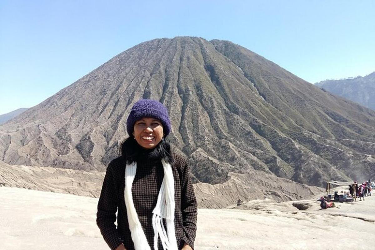 seorang wanita berdiri di hadapan sebuah gunung