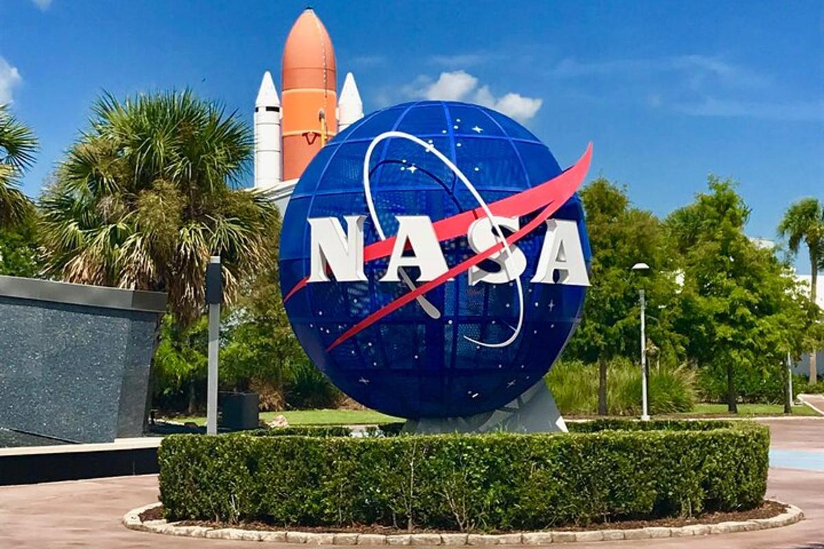 papan tanda dengan logo nasa di sebuah taman