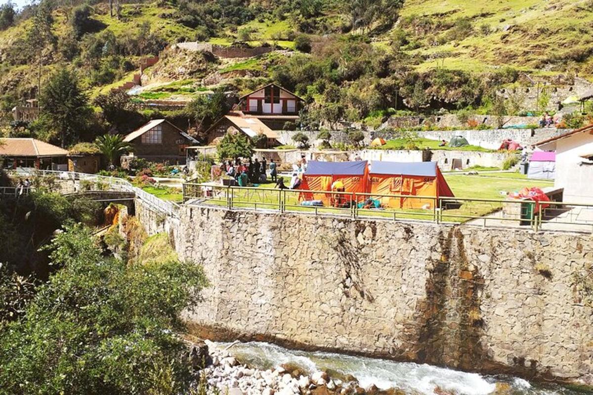 un ponte sopra un fiume vicino a una montagna