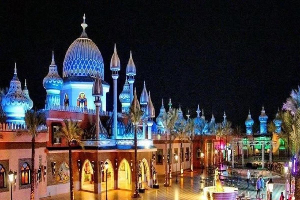 un gran edifici amb llums blaves a la nit