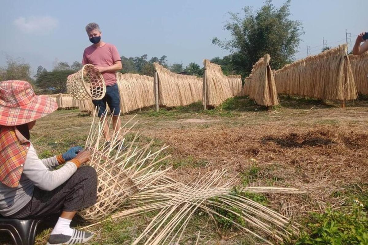 muž a žena řezají palmu
