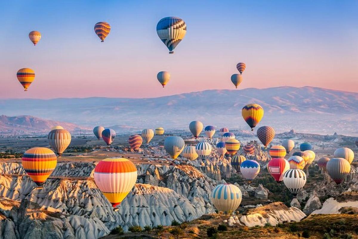un gruppo di mongolfiere che volano sopra le rocce
