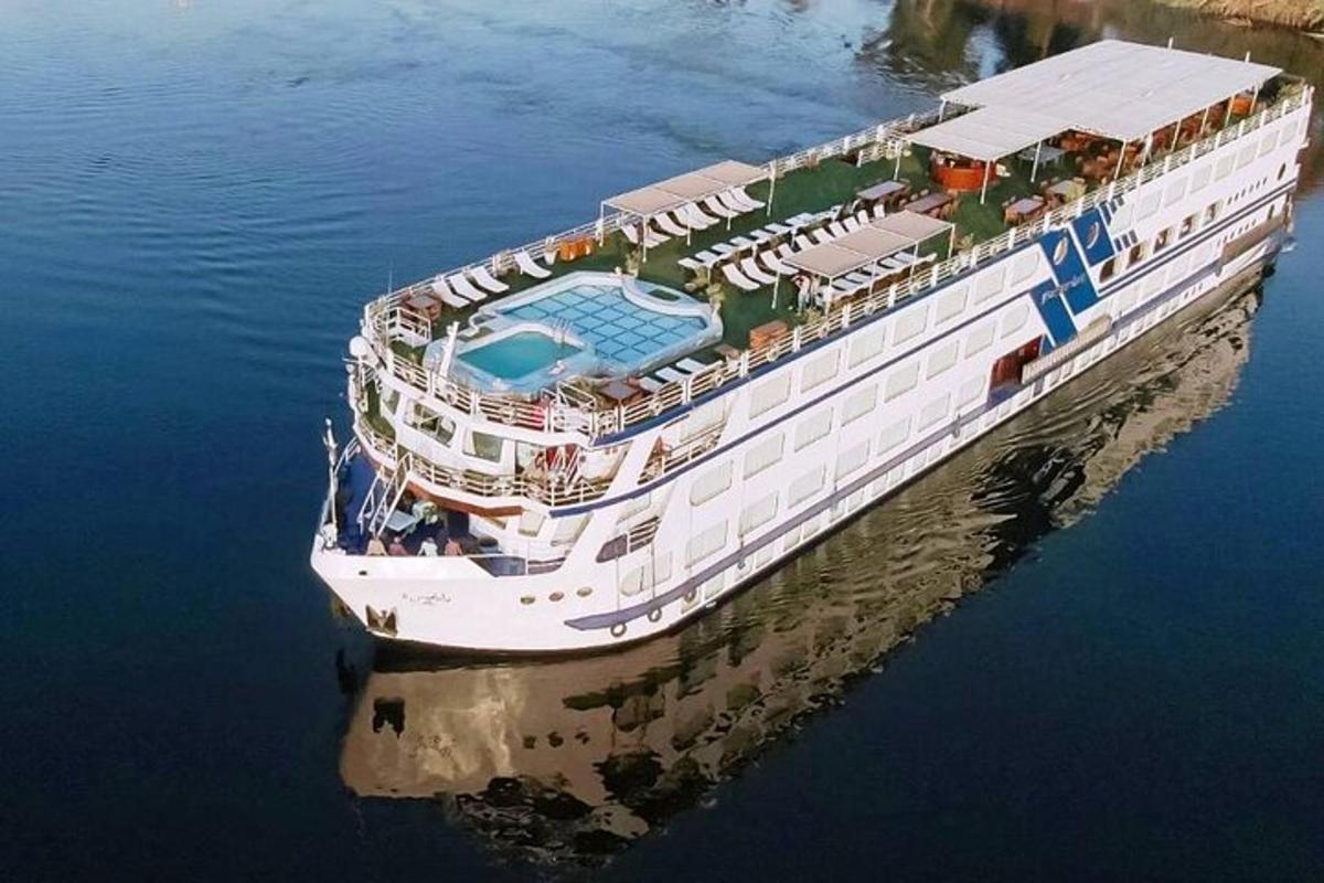Un crucero en el agua con piscina.