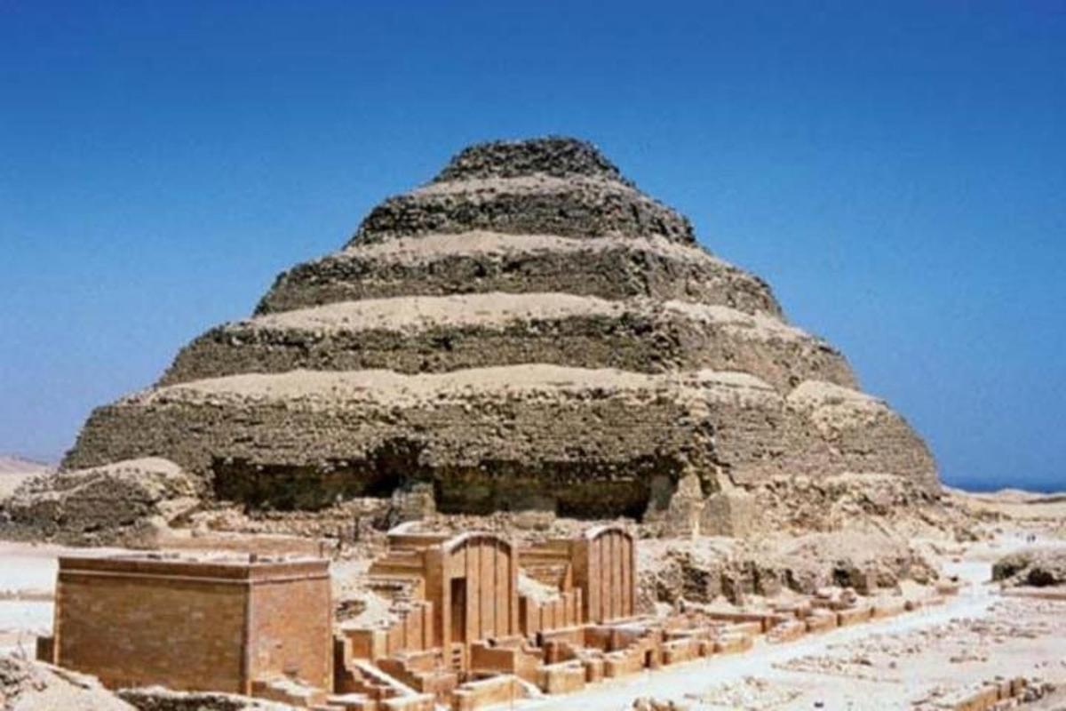 uma grande pirâmide no meio do deserto