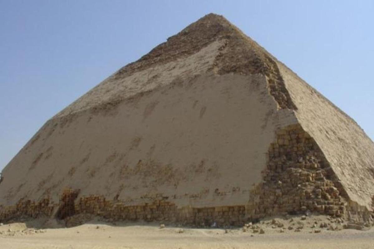 obrázek pyramidy Araohů v poušti