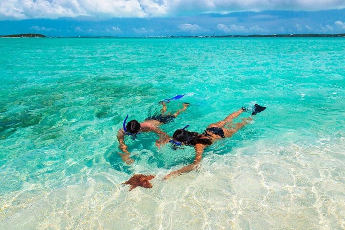 duas pessoas deitadas na água do oceano