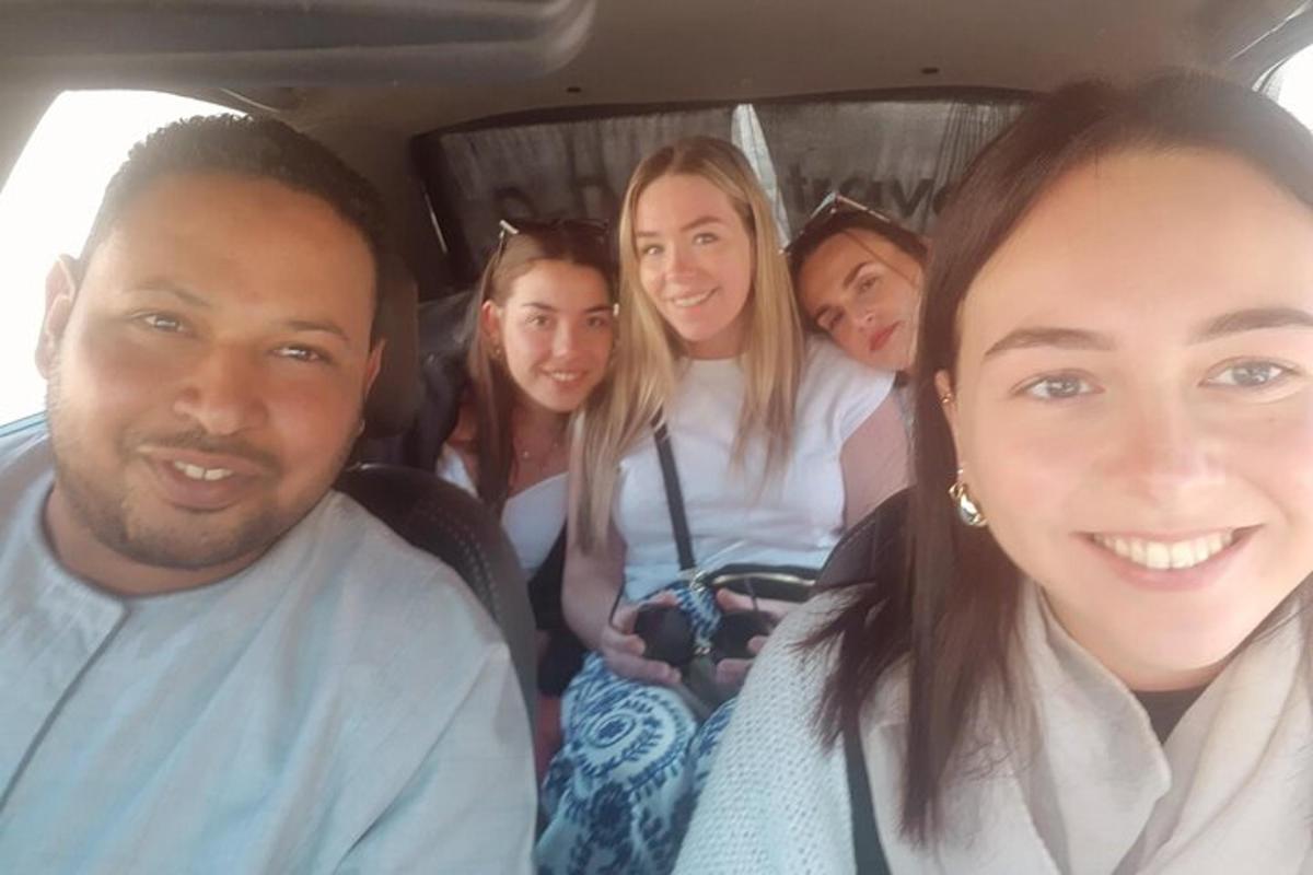 група людей, що сидять на задньому сидінні фургона