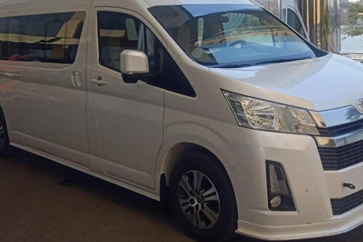 bel kombi parkiran na parkirišču