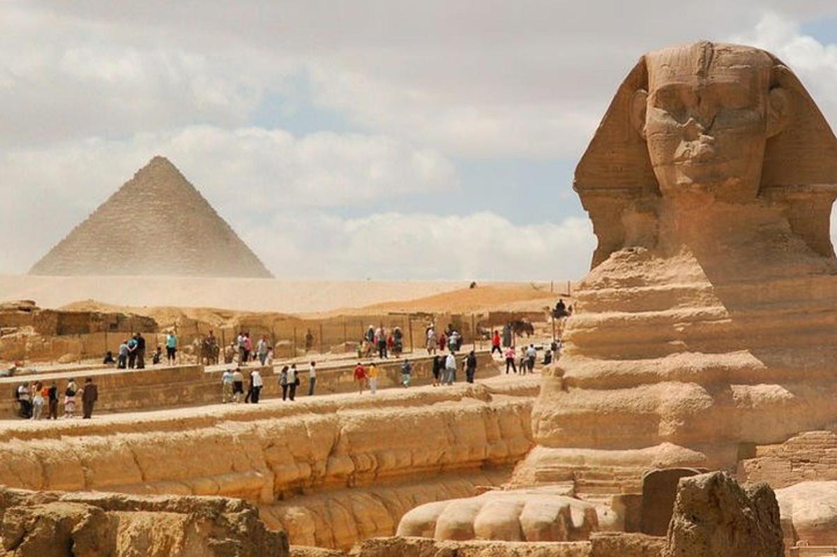skupina lidí procházejících se kolem pyramid