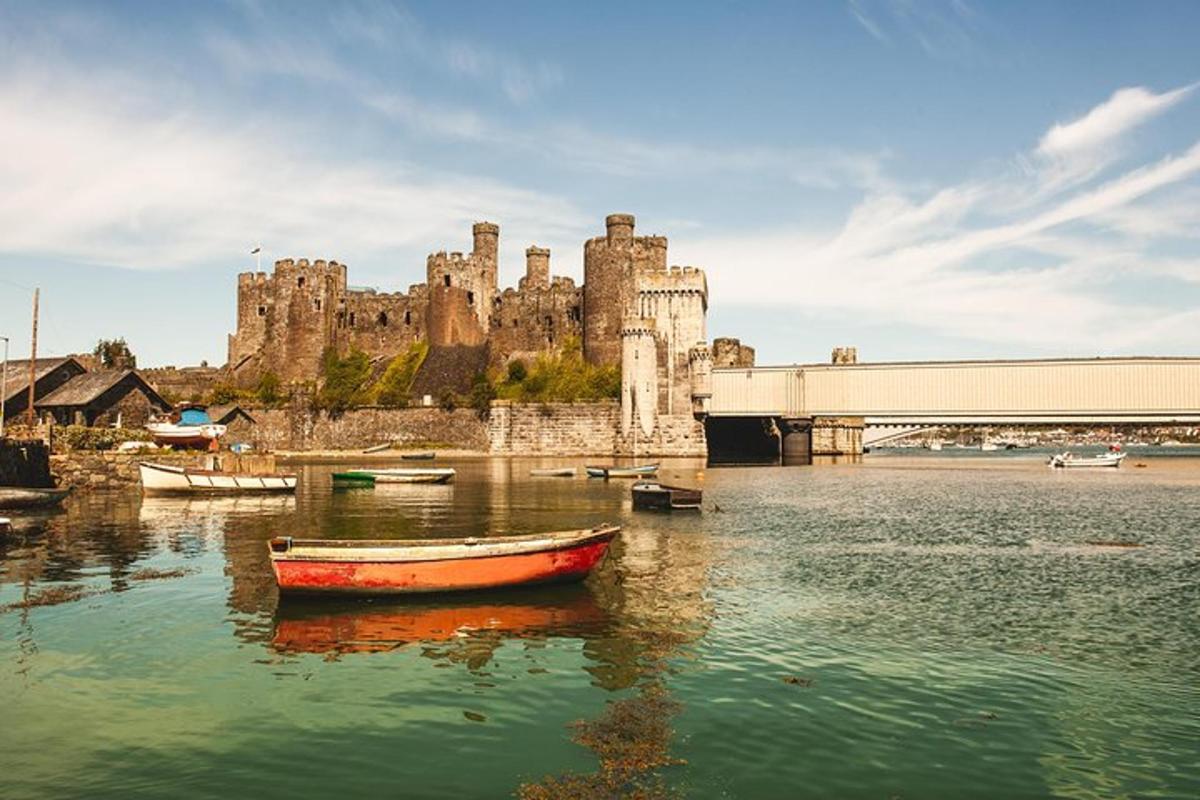 ein Boot im Wasser vor einem Schloss