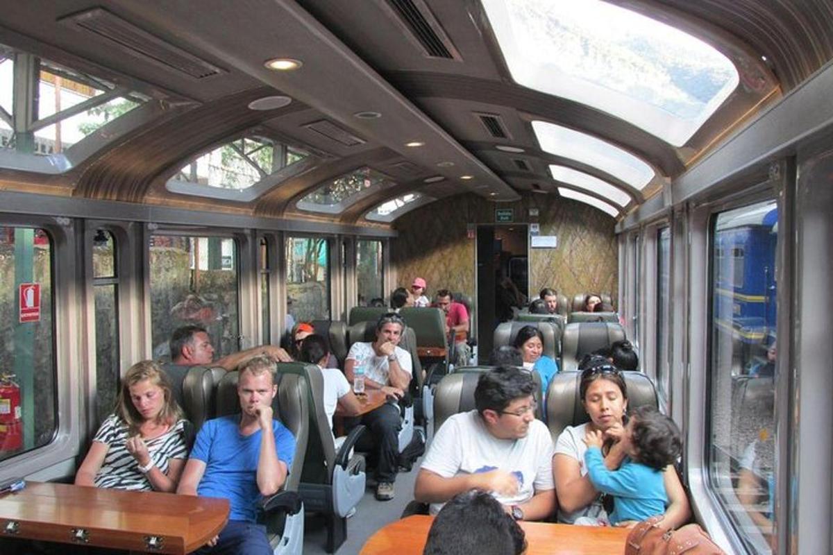 un gruppo di persone sedute su un treno