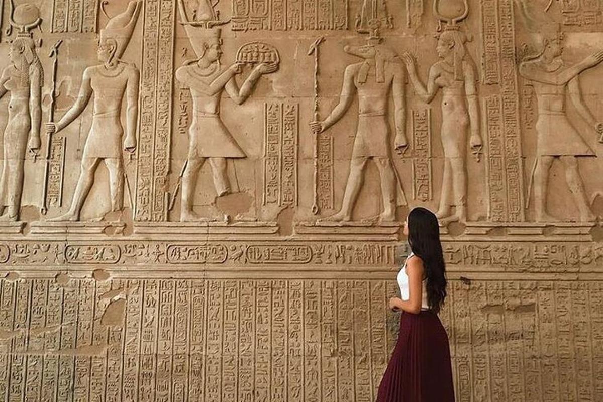 una donna in piedi davanti a un muro con sollievo