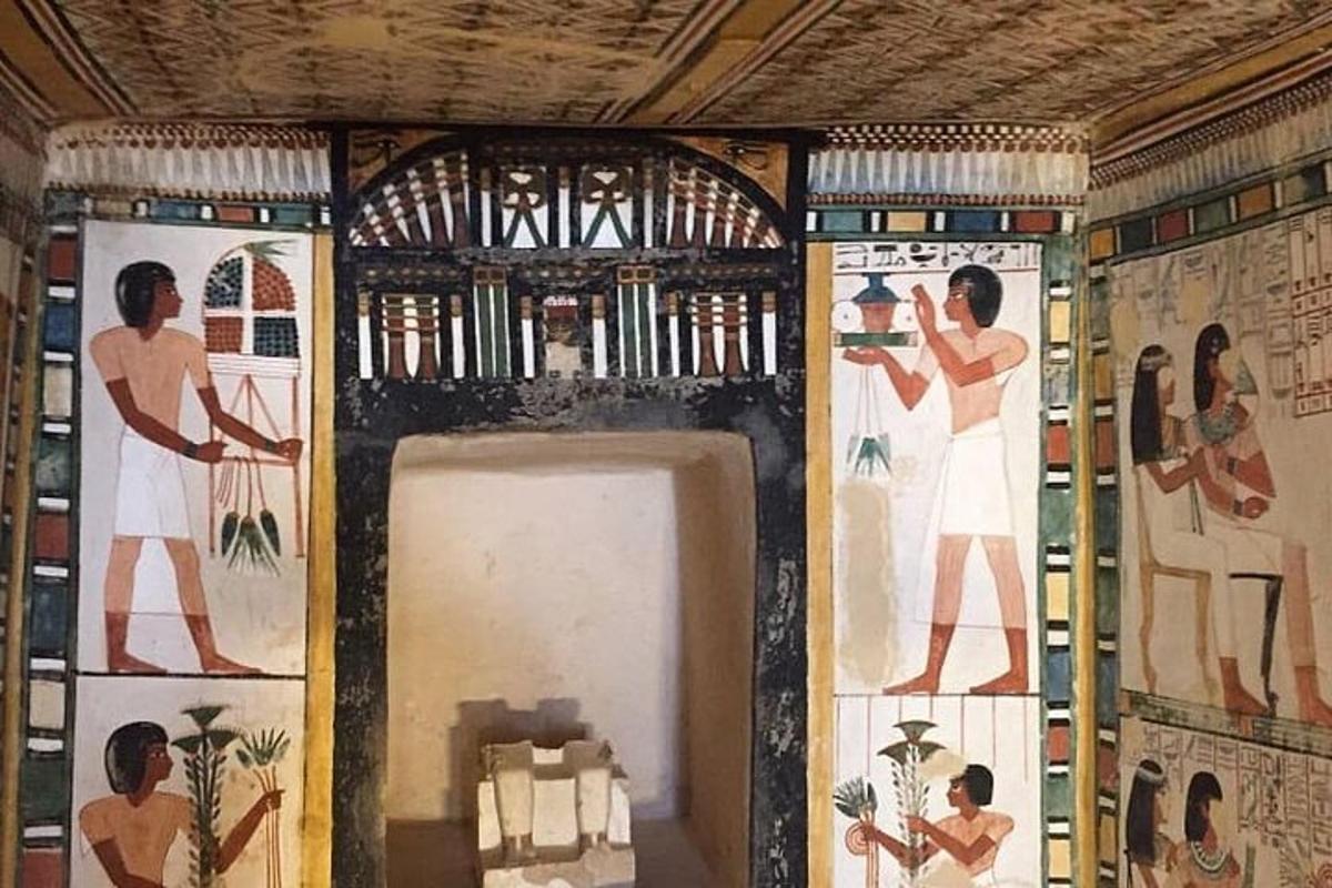 una stanza con dipinti sulle pareti di un edificio