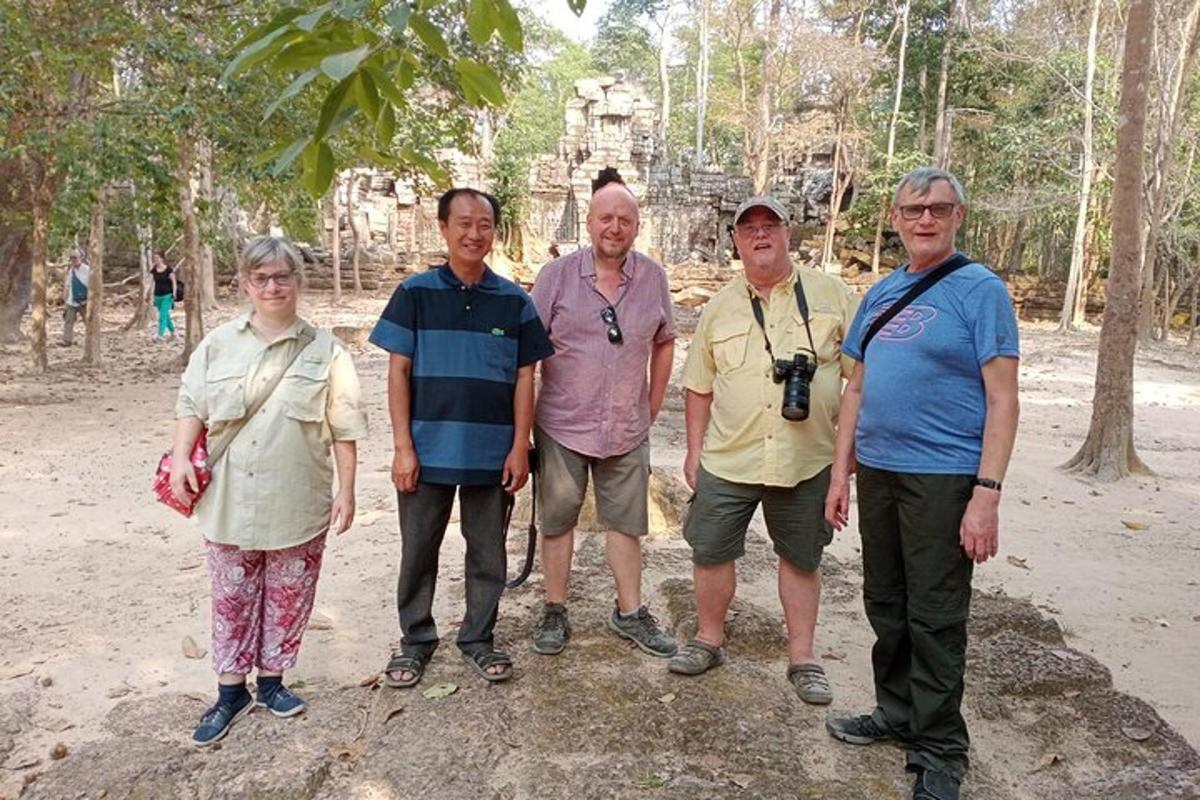 un gruppo di persone in piedi davanti a un tempio