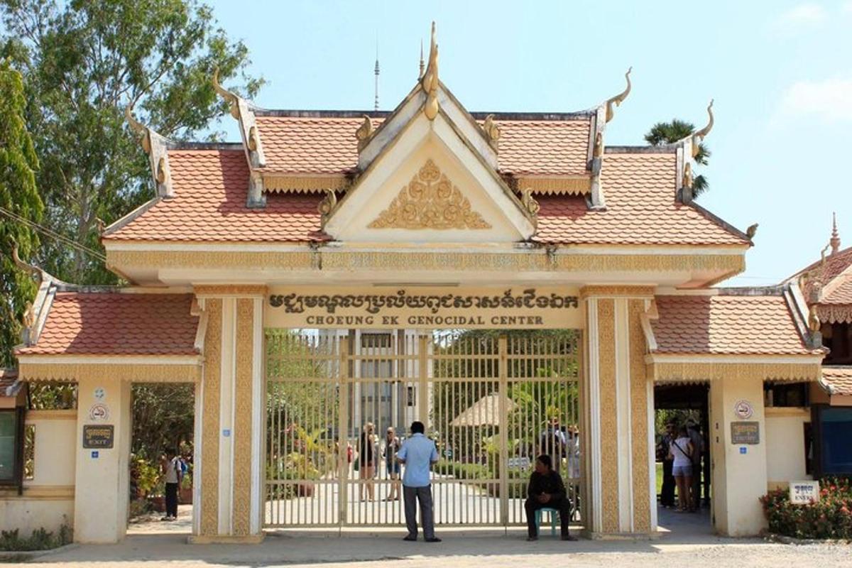 muž stojící před branou v zoo