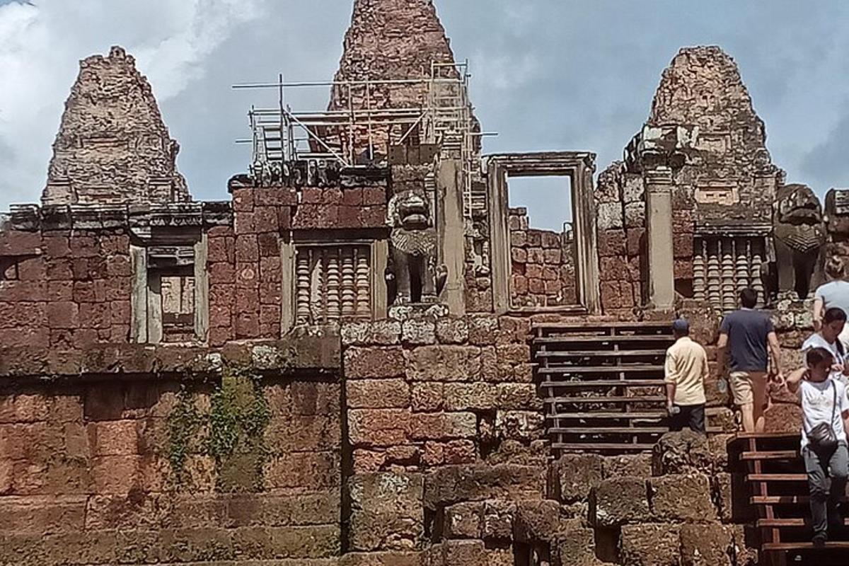 un grup de persones dempeus davant d'un edifici