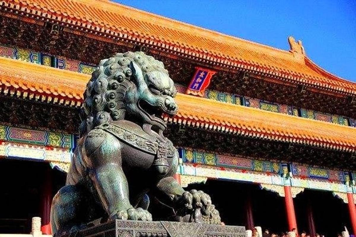 a statue of a lion in front of a building
