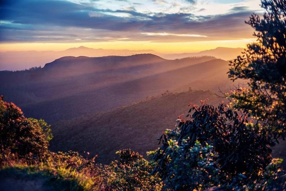 una vista di una valle tra le montagne al tramonto