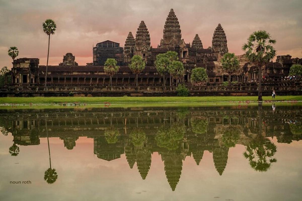 Blick auf einen Tempel mit einer Spiegelung im Wasser