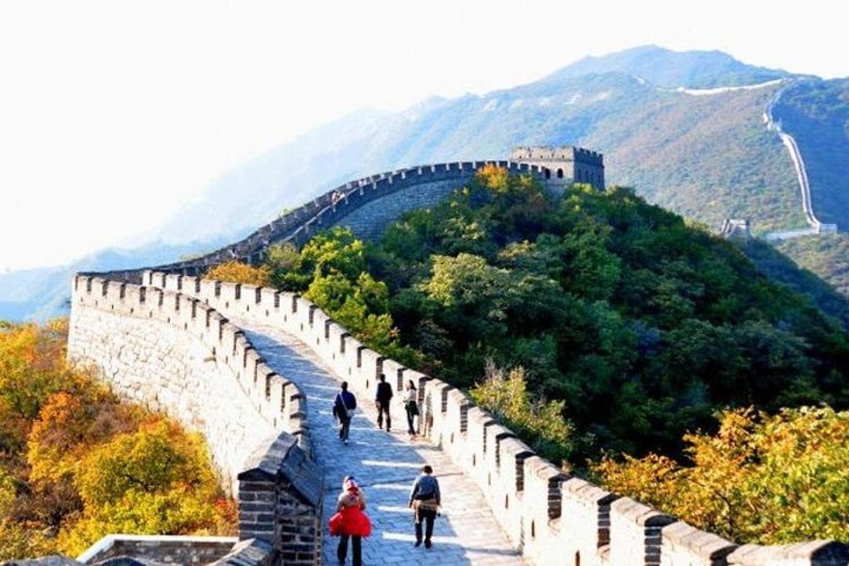 oameni care merg pe Marele Zid Chinezesc