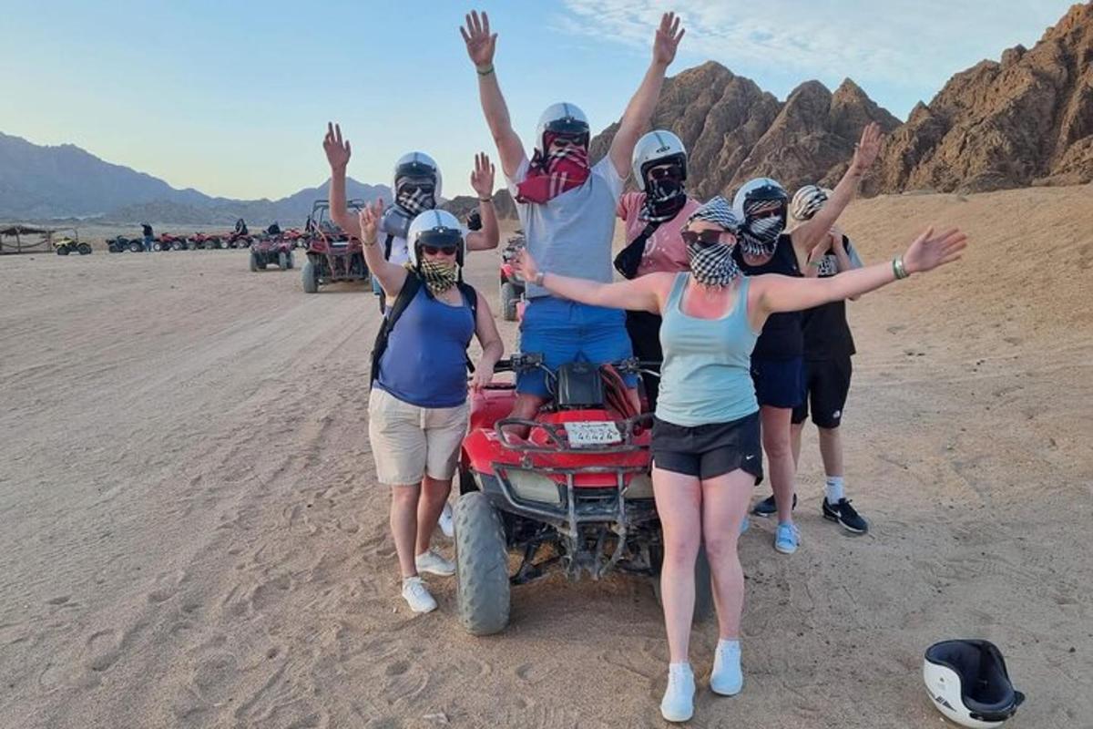 un grup de persones en un quad al desert