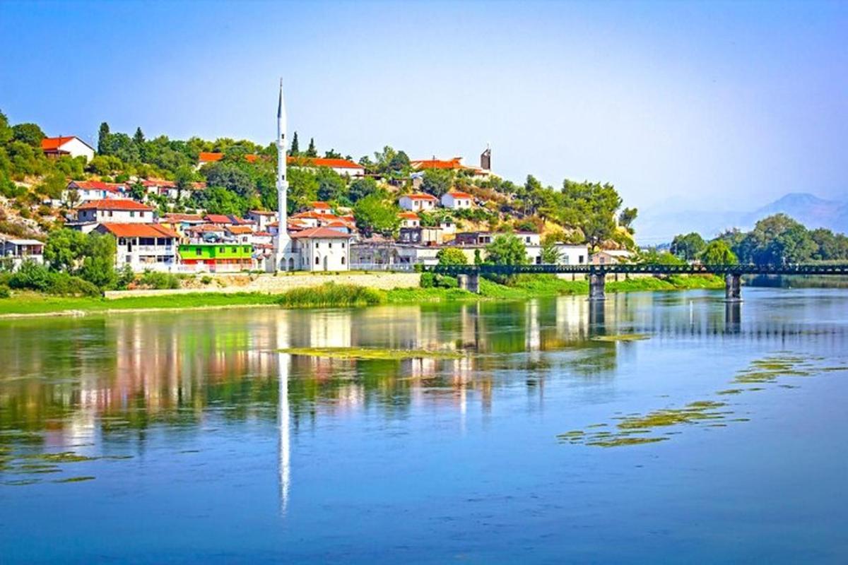město na kopci u řeky