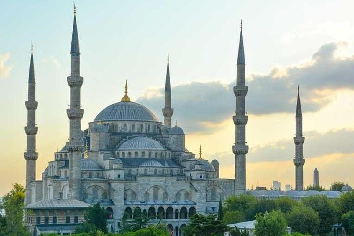 un grande edificio con due cupole blu e due moschee