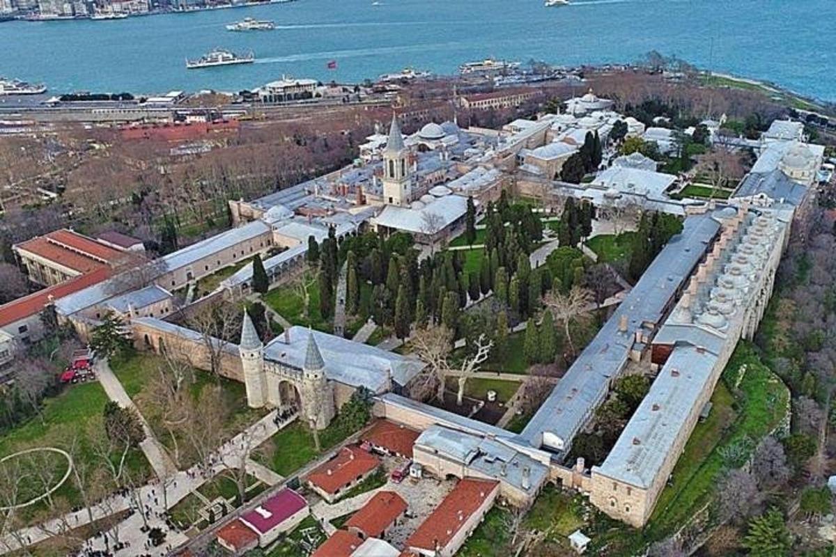una vista aerea di un grande edificio con alberi