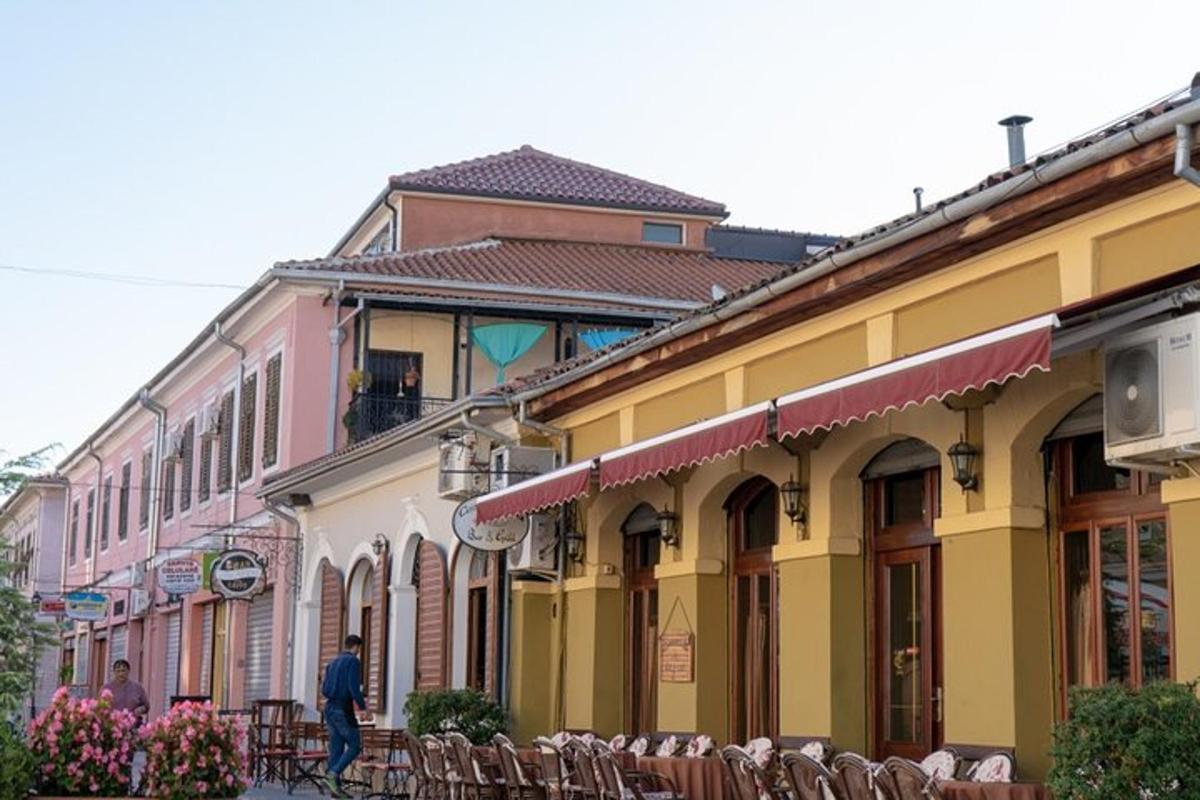 muž jdoucí po ulici vedle budov
