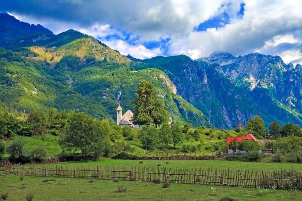 田野里的农场，背景是群山