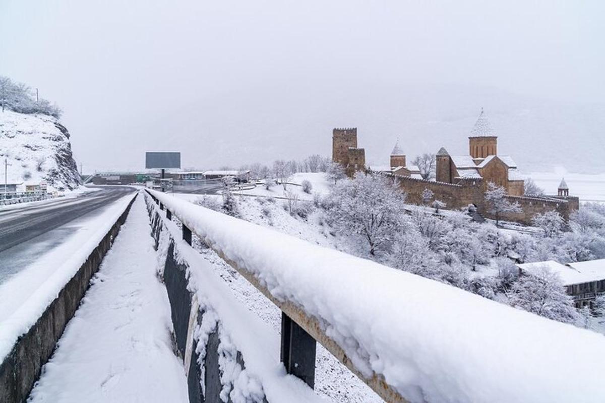 zasnežené mesto s budovami a cestou