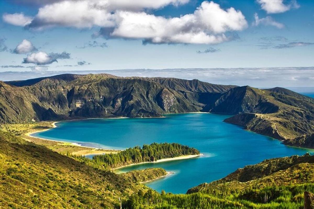 pohled na kráterové jezero shora