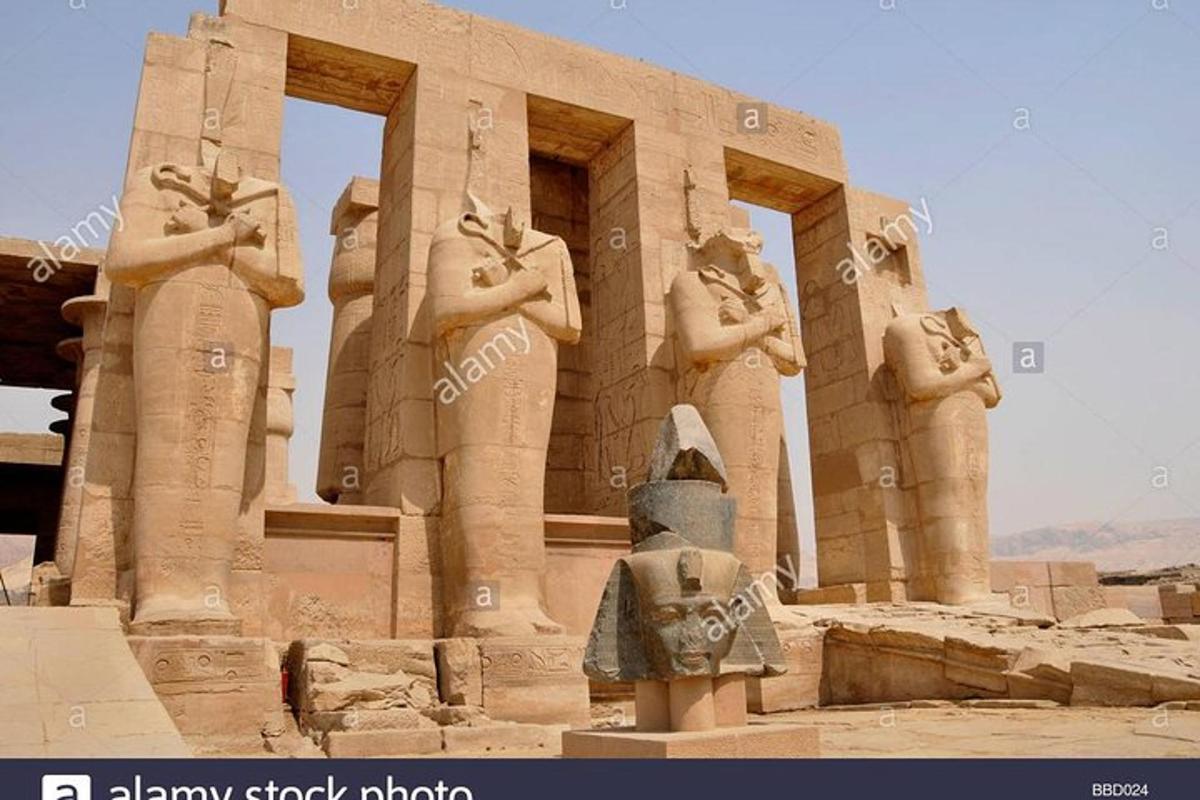 Un templo con estatuas en la ciudad antigua.
