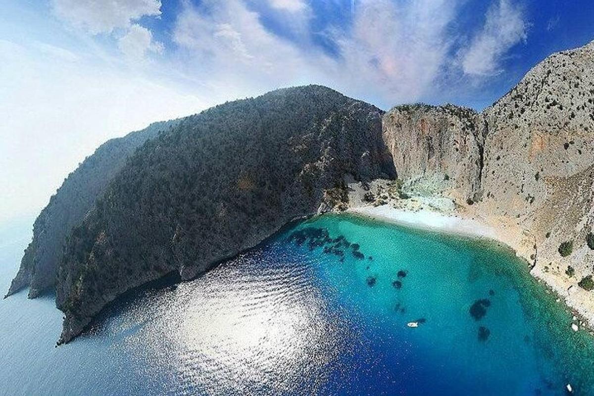 una vista aerea di un'isola nell'oceano