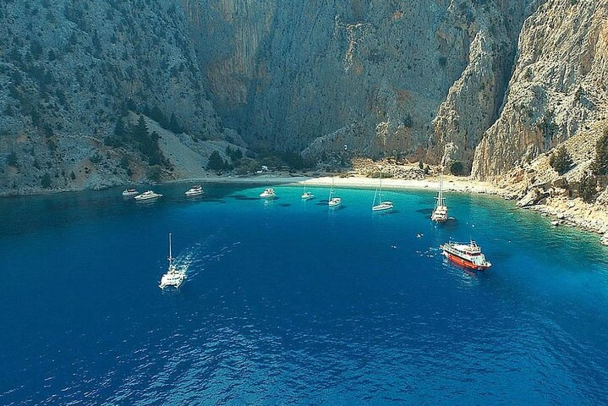 un gruppo di barche in un grande specchio d'acqua